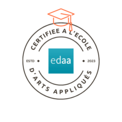 certifiee en 2023 e1711635913741 L'accompagnement dans le choix des finitions permet de ne pas se tromper, de se déstresser et d'éviter les plus-values inutiles. Le home staging met en valeur les atouts de votre bien immobilier avec un budget maîtrisé. Le suivi de chantier vous assure une réception de travaux dans les temps.